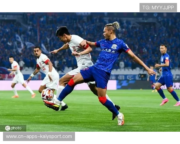 朱辰杰禁区内头球解围，截断马莱莱在反击中的传中路径